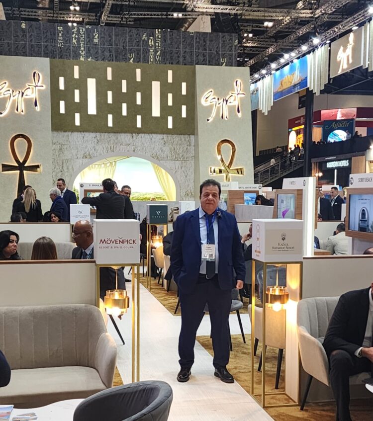 عاطف عبد اللطيف: سانت كاترين ومشروع التجلي الاعظم محور نقاشات زوار الجناح المصري