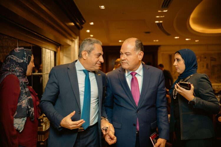 خالد عباس يلتقي وفداً من اتحاد الصحفيين العرب بالعاصمة الإدارية الجديدة