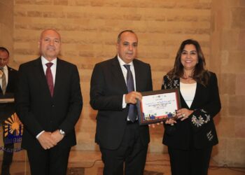 وزيرة التنمية المحلية ومحافظ القاهرة يكرمان فرق العمل المشاركة في تنظيم المنتدي الحضري العالمي