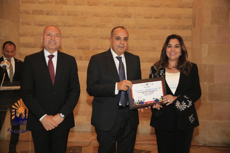 وزيرة التنمية المحلية ومحافظ القاهرة يكرمان فرق العمل المشاركة في تنظيم المنتدي الحضري العالمي 1 وزيرة التنمية المحلية ومحافظ القاهرة يكرمان فرق العمل المشاركة في تنظيم المنتدي الحضري العالمي