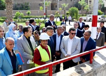 وزير الإسكان ومحافظ الجيزة يقومان بزيارة مفاجئة لمتابعة سير العمل بمحطة رفع صرف صحى الهرم الحلزونية
