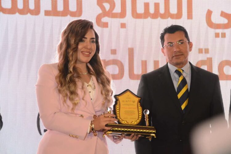 منى العمدة تتلقى تكريمًا من وزير الشباب والرياضة تقديرًا لجهودها الداعمة للقطاع العقاري المصري والعربي