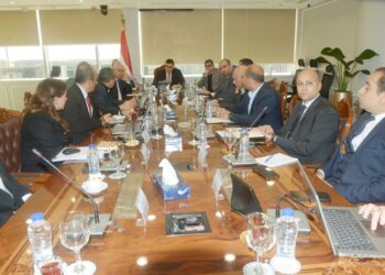 وزير الإسكان يعقد اجتماعاً مع مسئولى شركة “سيتي إيدج” لمتابعة موقف تسويق الوحدات بالمدن الجديدة