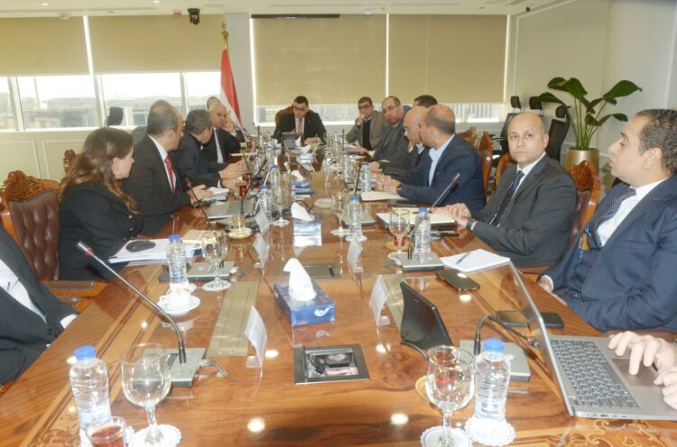 وزير الإسكان يعقد اجتماعاً مع مسئولى شركة “سيتي إيدج” لمتابعة موقف تسويق الوحدات بالمدن الجديدة