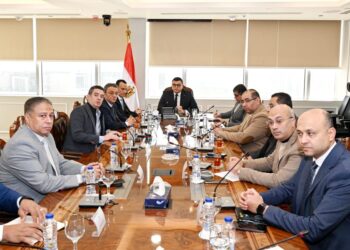 وزير الإسكان يتابع معدلات تسويق عدد من المشروعات خلال اجتماعه مع الشركة السعودية المصرية للتعمير