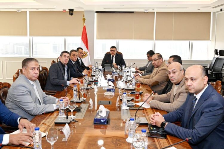 وزير الإسكان يتابع معدلات تسويق عدد من المشروعات خلال اجتماعه مع الشركة السعودية المصرية للتعمير