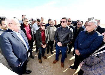 وزير الإسكان يتفقد المشروع السكني وأعمال الطرق والمرافق ومحطة معالجة الصرف الصحي بالمرحلة العاجلة بمدينة السويس الجديدة