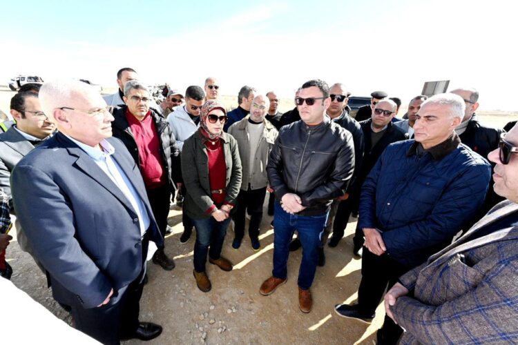 وزير الإسكان يتفقد المشروع السكني وأعمال الطرق والمرافق ومحطة معالجة الصرف الصحي بالمرحلة العاجلة بمدينة السويس الجديدة