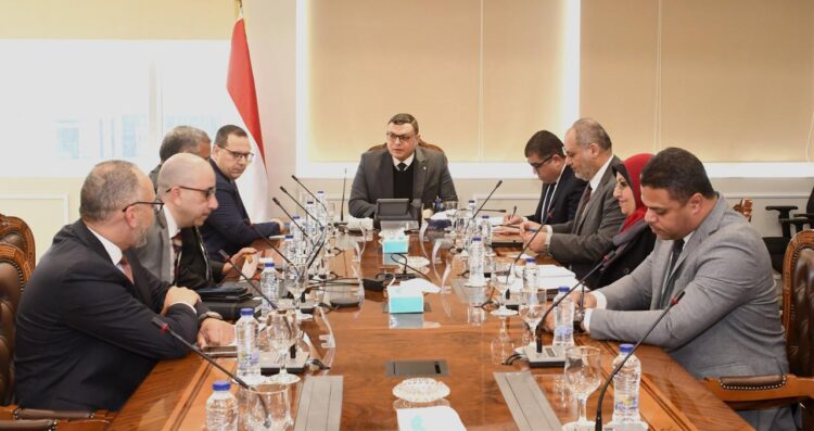 وزير الإسكان يلتقى ممثلي مجموعة عبدالمحسن الحكير القابضة ويستعرض عددا من الفرص الاستثمارية بالمدن الجديدة 1 وزير الإسكان يلتقى ممثلي مجموعة عبدالمحسن الحكير القابضة ويستعرض عددا من الفرص الاستثمارية بالمدن الجديدة