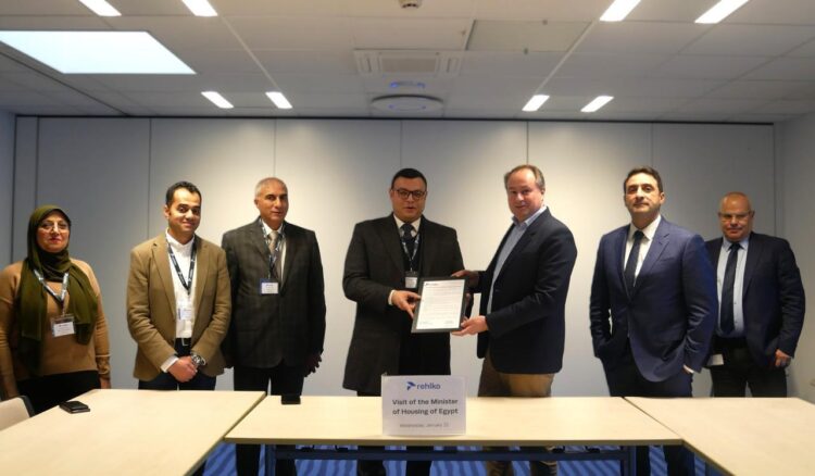 وزير الإسكان يلتقي رئيس "rehlko العالمية" لبحث الموضوعات الفنية بالمشروعات التي تنفذها الوزارة بالتعاون مع الشركة 1 وزير الإسكان يلتقي رئيس “rehlko العالمية” لبحث الموضوعات الفنية بالمشروعات التي تنفذها الوزارة بالتعاون مع الشركة