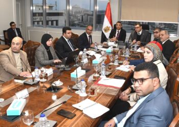 وزير الإسكان ومحافظ السويس يتابعان عدداً من ملفات العمل والمشروعات المشتركة