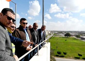 وزير الإسكان يتفقد محطة معالجة مياه الصرف الصحي بالجبل الأصفر