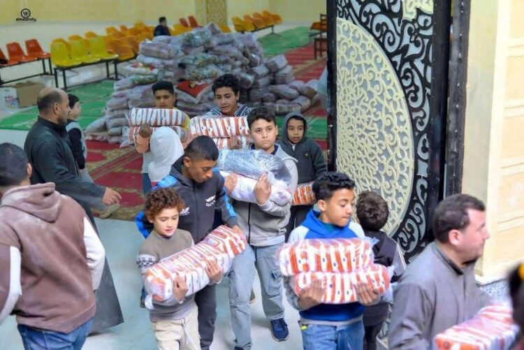 قرية أبشواي الملق تصنع المستحيل: 50 طناً من المساعدات في 23 يوماً لدعم أهالي غزة