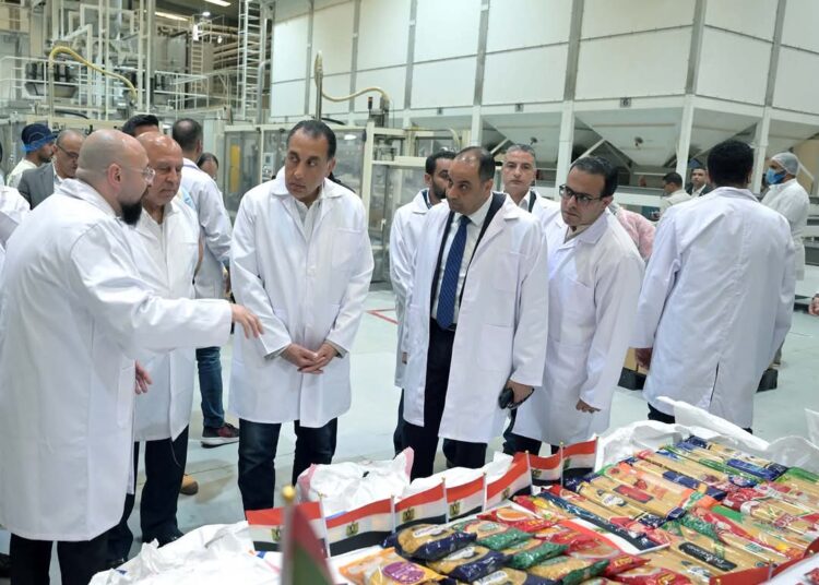 رئيس الوزراء ووزير الصناعة يتفقدان مصانع مجموعة المصرية السويسرية للمكرونة والطحن والمركزات 1 رئيس الوزراء ووزير الصناعة يتفقدان مصانع مجموعة المصرية السويسرية للمكرونة والطحن والمركزات