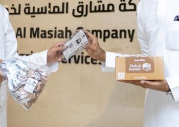 استعدادًا لموسم الحج بدء تسليم بطاقات “نسك” للحجاج.. و«مشارق الماسية» أول من تسلّمها