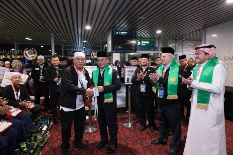 لأول مرة في موسم حج تسليم بطاقات "نسك" خارج السعودية، والبداية لحجاج ماليزيا 1 لأول مرة في موسم حج تسليم بطاقات “نسك” خارج السعودية، والبداية لحجاج ماليزيا