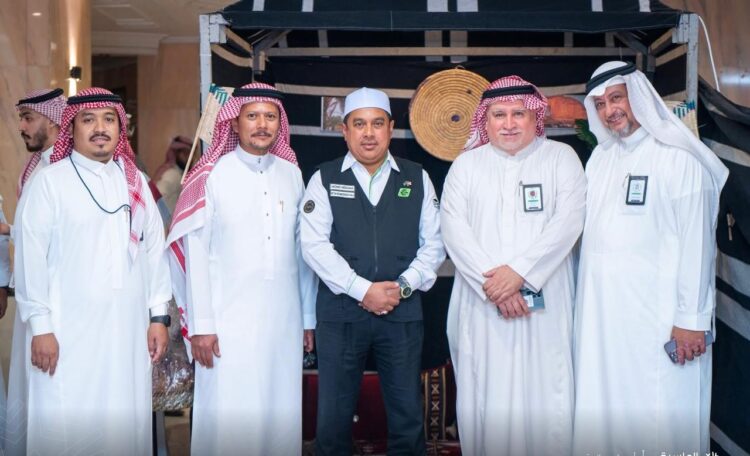 بدء توافد طلائع الحجاج إلى مكة المكرمة والمدينة المنورة بوصول حجاج ماليزيا 1 بدء توافد طلائع الحجاج إلى مكة المكرمة والمدينة المنورة بوصول حجاج ماليزيا