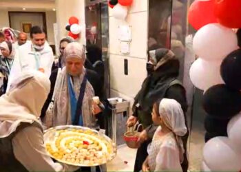 مع اقتراب موعد تصعيدهم الي عرفات  ” المطوفين ” يبدأون مراسم استقبال حجاج الخمس نجوم