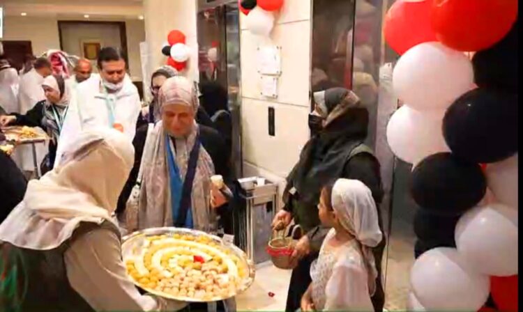 مع اقتراب موعد تصعيدهم الي عرفات  ” المطوفين ” يبدأون مراسم استقبال حجاج الخمس نجوم