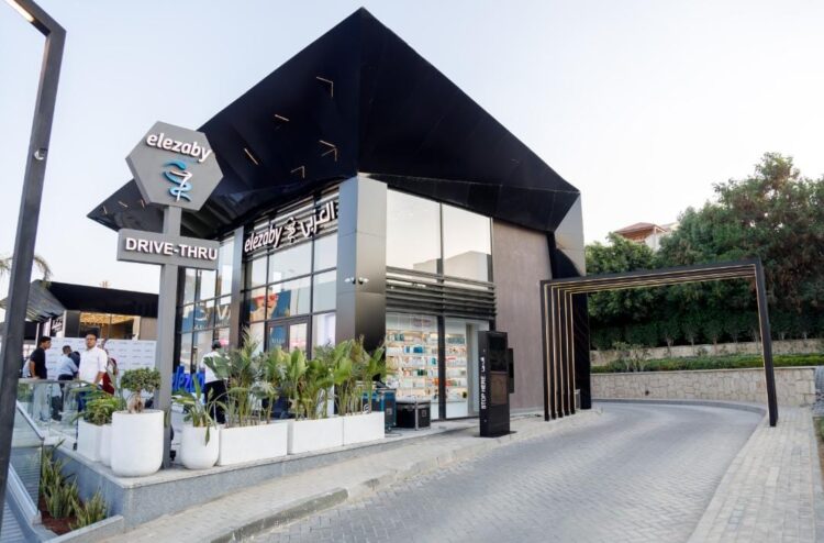 احتفالًا باليوم العالمي للصيادلةصيدليات العزبي تُدشّن أول فرع صيدلية Drive-Thru في مصر 1 احتفالًا باليوم العالمي للصيادلةصيدليات العزبي تُدشّن أول فرع صيدلية Drive-Thru في مصر