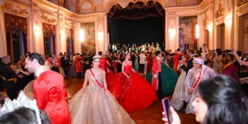 الوزراء والسفراء ونجوم الفن والاعلام يشاركون الامراء بمراسم "الجراند بول" الملكي بقصر عابدين 2 الوزراء والسفراء ونجوم الفن والاعلام يشاركون الامراء بمراسم “الجراند بول” الملكي بقصر عابدين