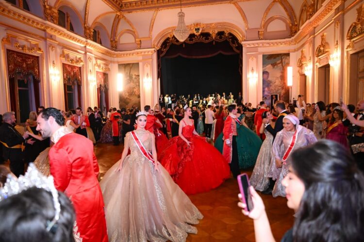 الوزراء والسفراء ونجوم الفن والاعلام يشاركون الامراء بمراسم “الجراند بول” الملكي بقصر عابدين