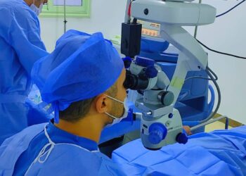 «صناع الخير» تُجري عمليات جراحية للحالات المستحقة بسوهاج ضمن مبادرة «عينك في عنينا»