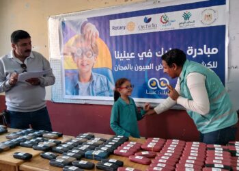 «صناع الخير» تسلم أهالي الأسمرات عددا من النظارات ضمن مبادرة «عينيك في عنينا»