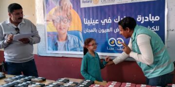 «صناع الخير» تسلم أهالي الأسمرات عددا من النظارات ضمن مبادرة «عينيك في عنينا» 2 «صناع الخير» تسلم أهالي الأسمرات عددا من النظارات ضمن مبادرة «عينيك في عنينا»