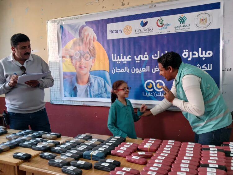 «صناع الخير» تسلم أهالي الأسمرات عددا من النظارات ضمن مبادرة «عينيك في عنينا»