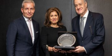 جمعية المصرفيين العرب في لندن تمنح رندة الصادق جائزة الإسهامات المتميزة في القطاع المصرفي العربي للعام 2025 2 جمعية المصرفيين العرب في لندن تمنح رندة الصادق جائزة الإسهامات المتميزة في القطاع المصرفي العربي للعام 2025