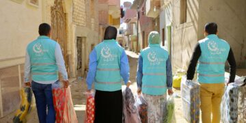 محافظ الفيوم يشيد بجهود مؤسسة صناع الخير في توفير البطاطين للأسر الأولى بالرعاية لحمايتهم من برد الشتاء