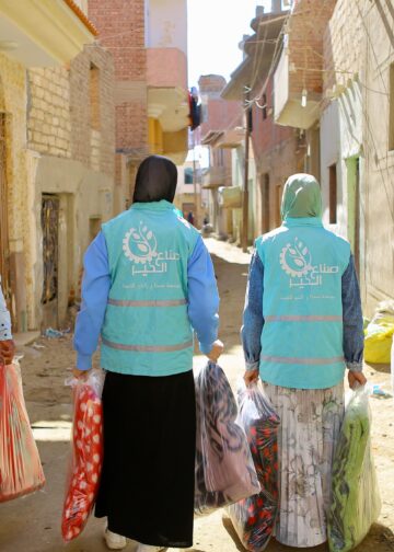 محافظ الفيوم يشيد بجهود مؤسسة صناع الخير في توفير البطاطين للأسر الأولى بالرعاية لحمايتهم من برد الشتاء