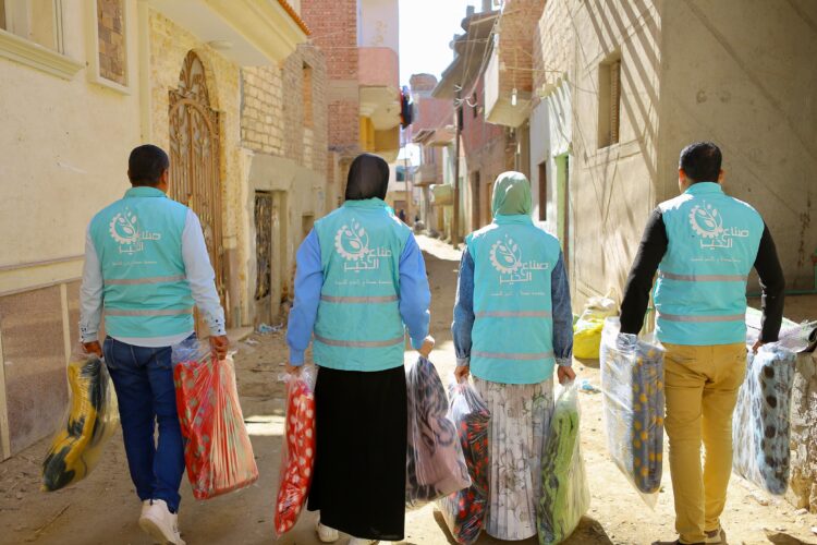 محافظ الفيوم يشيد بجهود مؤسسة صناع الخير في توفير البطاطين للأسر الأولى بالرعاية لحمايتهم من برد الشتاء