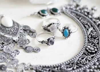 مركز «الملاذ الآمن» ارتفاع محدود للفضة محليًا رغم تصحيح حاد عالميًا بعد رفع الهوامش