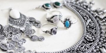 مركز «الملاذ الآمن» ارتفاع محدود للفضة محليًا رغم تصحيح حاد عالميًا بعد رفع الهوامش