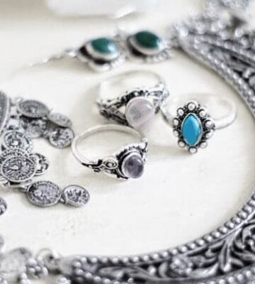 مركز «الملاذ الآمن» ارتفاع محدود للفضة محليًا رغم تصحيح حاد عالميًا بعد رفع الهوامش