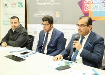 ختام للمائدة المستديرة بمعرض الكتاب بعنوان  تغير المناخ من التحديات البيئية الي مسؤولية مجتمعية مشتركة