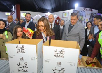 وزيرة التنمية المحلية تتفقد مبادرة «المنفذ» التابعة لمؤسسة  صناع الخير للتنمية وتتابع عمليات تعبئة وتغليف كراتين شهر رمضان المبارك