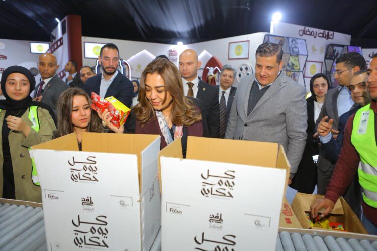 وزيرة التنمية المحلية تتفقد مبادرة «المنفذ» التابعة لمؤسسة  صناع الخير للتنمية وتتابع عمليات تعبئة وتغليف كراتين شهر رمضان المبارك