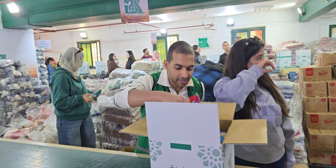 “مصر الخير” تواصل تعبئة كراتين المواد الغذائية ضمن حملتها “إفطار صائم” للعام الرابع عشر على التوالي