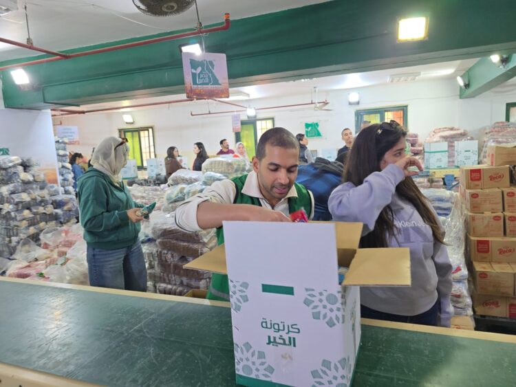 “مصر الخير” تواصل تعبئة كراتين المواد الغذائية ضمن حملتها “إفطار صائم” للعام الرابع عشر على التوالي