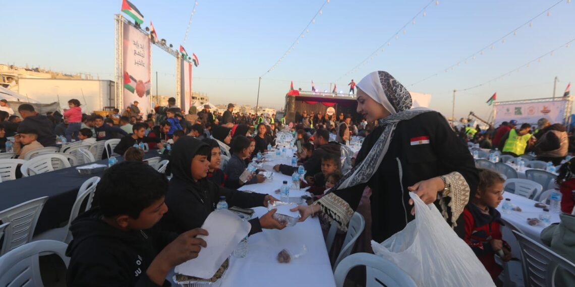 مصر الخير تواصل تقديم الوجبات الساخنة ضمن حملة إفطار صائم بقطاع غزة خلال شهر رمضان