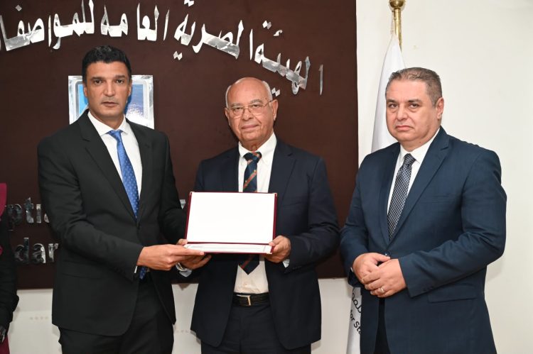 وزير الصناعة يكرّم الزنوكي للأجهزة الكهربائية عن منتجات «تاتش» لحصولها على شهادات علامة الجودة