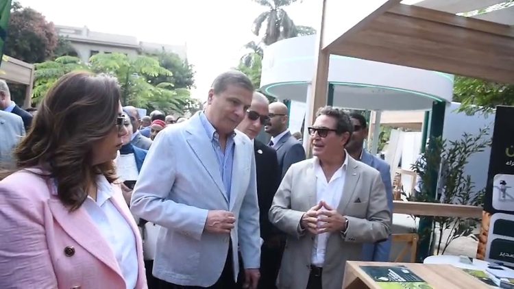 وزير الزراعة يزور جناح “قطرات الطبيعة للتعقيم” في مهرجان النباتات الطبية والعطرية